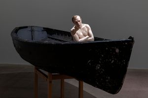 Ron Mueck, _Man in a Boat_ (2022). Mixed media. 159 × 138 × 425.5 cm. Exhibition view: Ron Mueck, Fondation Cartier pour l'art contemporain, Paris (8 June–5 November 2023). Courtesy Fondation Cartier. Photo: Marc Domage.